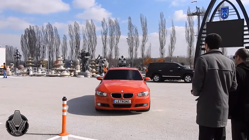 รถ BMW แปลงร่างเป็นหุ่นยนต์